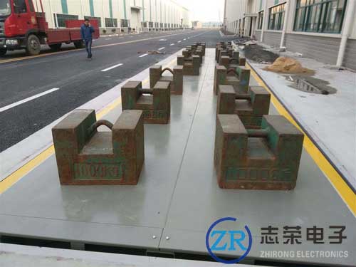 西林質(zhì)監(jiān)分局對轄區(qū)在用地磅實(shí)施強(qiáng)制檢定 志榮積極響應(yīng)